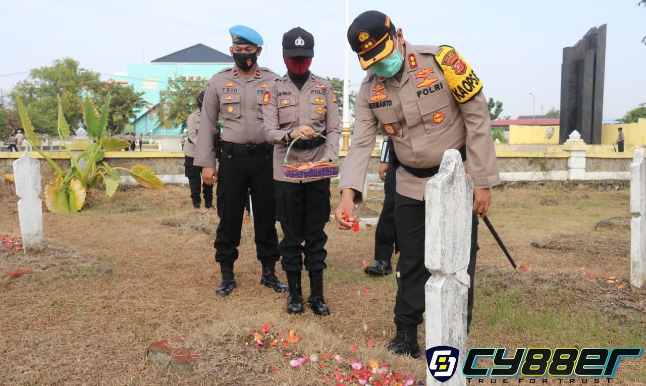 Mengenang Jasa Para Pahlawan, Kapolres Indramayu Berziarah Jelang Peringati Hari Bhayangkara 